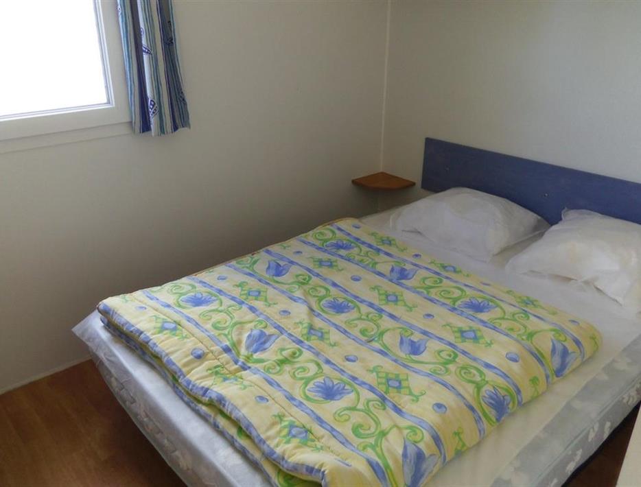 room with double bed of camping de la motte in Quend